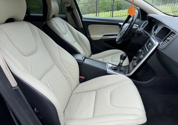 Volvo V60 cena 35900 przebieg: 216000, rok produkcji 2011 z Rzeszów małe 301